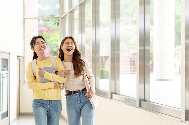 옛 친구와의 재교류는 삶을 행복하게 만들 수 있다./사진=클립아트코리아