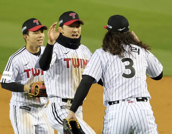 kt위즈와 LG 트윈스의 2023 KBO 한국시리즈 5차전 경기가 13일 오후 서울 잠실야구장에서 열렸다. LG 중견수 박해민이 4회 kt 대타 김민혁의 안타성 타구를 잡아내고 켈리와 기뻐하고있다. 잠실=정시종 기자 capa@edaily.co.kr /2023.11.13.