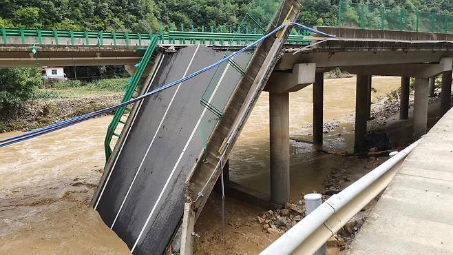 지난 19일 오후 8시 40분쯤 주국 산시성 상뤄(商洛)시의 한 고속도로에서 폭우로 교량이 무너지면서 11명이 사망하고 30여명이 실종됐다. EPA=연합뉴스