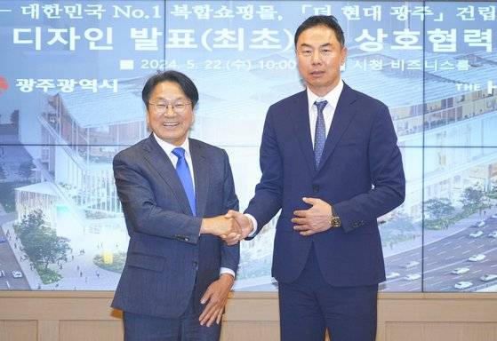 강기정 광주시장(왼쪽)과 정지영 현대백화점 대표이사가 지난 5월 22일 오전 광주시청 비즈니스룸에서 상호 협력 협약을 맺고 악수하고 있다. 이들은 복합쇼핑몰 '더현대 광주'의 정상 추진과 지역 경제·관광 발전을 위해 협력하기로 했다. 연합뉴스