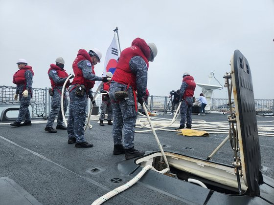 해군 이지스구축함 율곡이이함의 승조원들이 8일 오전(현지시간) SM-2 실사격 훈련 등을 앞두고 출항 준비를 하고 있다. 이유정 기자