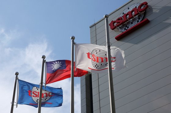 대만 신추시 TSMC 본사 앞에 걸린 대만 국기가 회사 사기와 함께 펄럭이고 있다. 로이터=연합뉴스