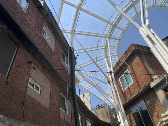 A transparent circular roof in Shin Heung Art Market [LEE JI-AN]