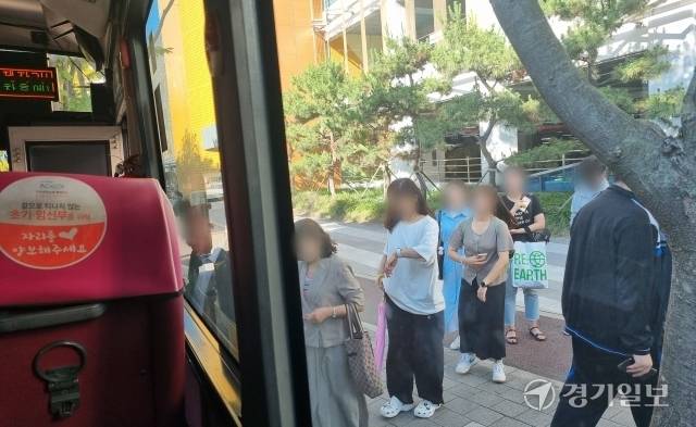 19일 오후 5시30분께 인천 영종도 영마루공원 인근 버스 정류장. 십여명의 승객들이 버스를 기다리고 있는 모습. 너무 많은 인원이 몰려 늦게 온 사람은 버스를 타지 못했다. 정성식기자