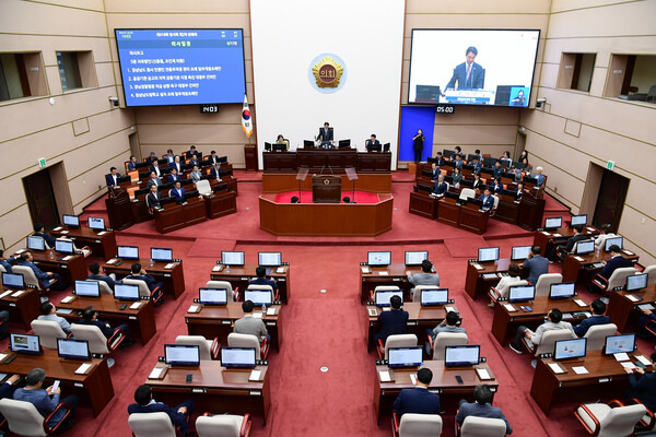 지난 18일 경남도의회 본회의장에서 416회 임시회 본회의가 열리고 있다. /경남도의회