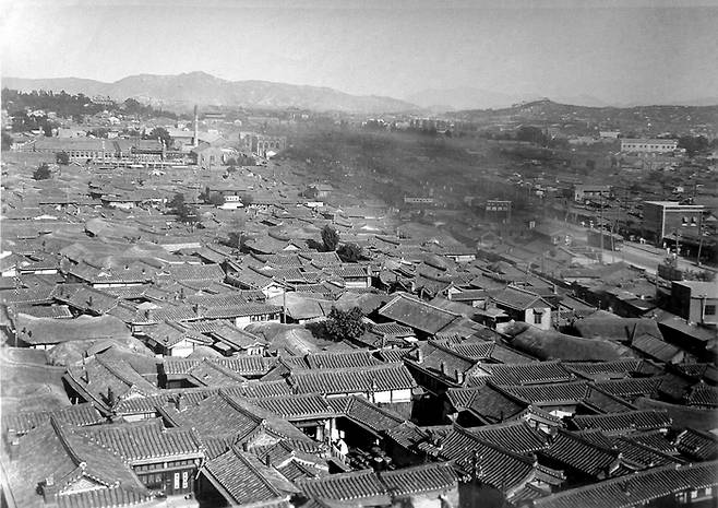 종로5가 일대 전경(1921년 이후). 집들이 빼곡하게 들어서 있다. [미국의회도서관(무라카미 텐코 촬영)]