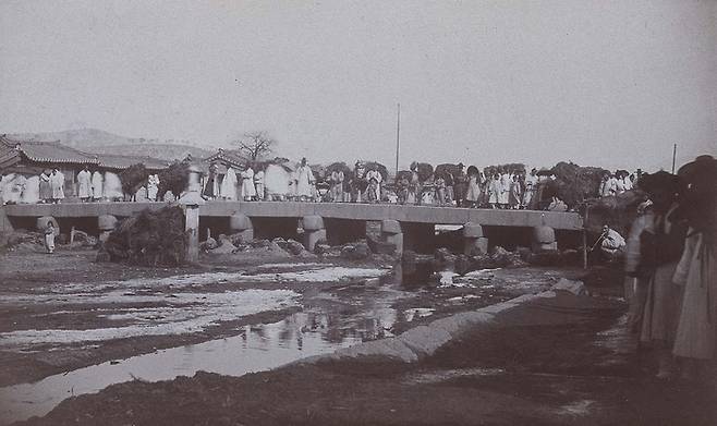 청계천 수표교 위의 사람들(1884년). [보스턴미술관(퍼시벌 로웰 촬영)]