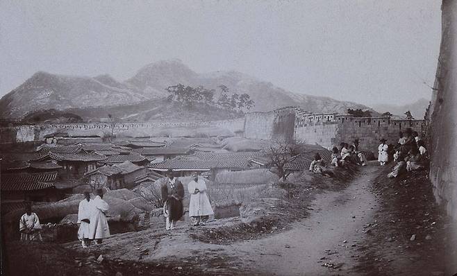 도성에 인접한 민가들(1884년). 도성안이 포화에 이르자, 도성 인접한 지역에도 밀집도가 높아졌다. [보스턴미술관(퍼시벨 로웰 촬영)]