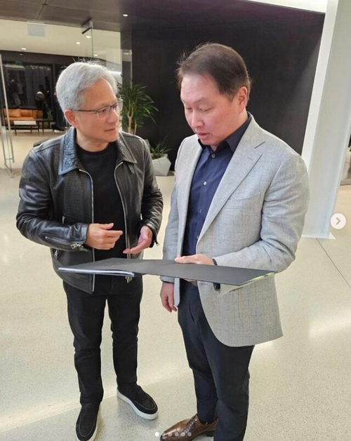 젠슨 황 엔비디아 CEO(왼쪽)과 만난 최태원 SK그룹 회장. [사진=최태원 회장 SNS 계정]