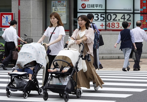 유모차 밀고 가는 일본 여성. [사진 출처 = EPA 연합뉴스]