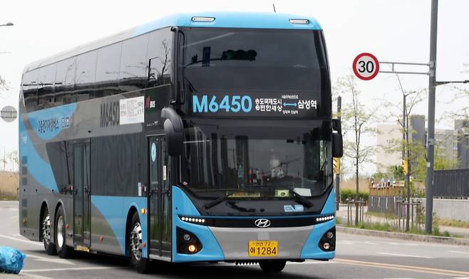 인천 송도국제도시와 서울 강남을 오가는 현대자동차의 2층 전기버스 모습. 사진제공=뉴스1