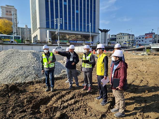 [광주=뉴시스] 동절기에 대비해 관계자들이 건설공사장을 점검하는 모습. (사진 = 광주시 제공). **위 사진은 기사 내용과 무관합니다. *재판매 및 DB 금지