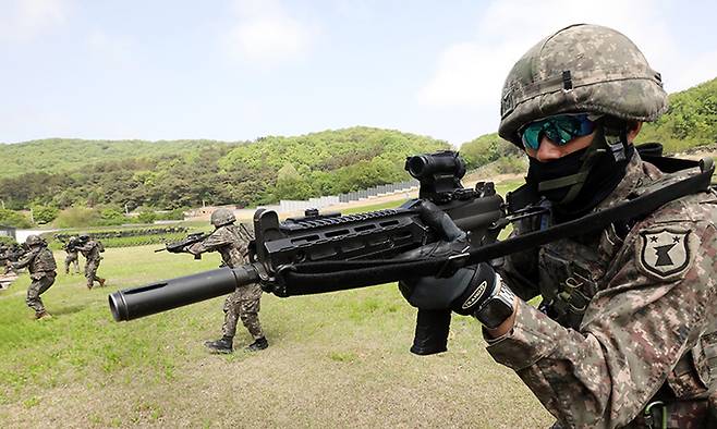 육군 32사단이 주관하는 통합방위훈련에서 32사단 기동대대 요원들이 국가중요시설 테러를 위해 침투한 적에 대한 격멸훈련을 하고 있다. 세계일보 자료사진