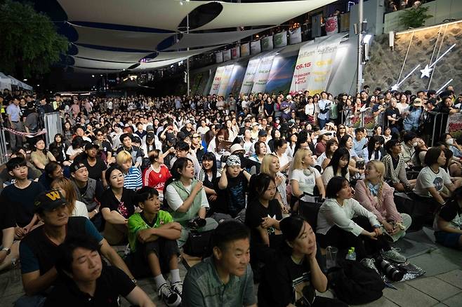 ‘그루브 인 관악’ 축제를 즐기는 주민들 모습.  관악문화제단 제공