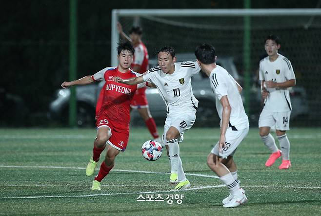 충북 제천시 봉양건강축구캠프장에서 20일 열린 제57회 대통령금배 전국고등학교축구대회 서울 영등포공고와 인천 부평고의 경기에서 영등포공고 김현민이 드리블을 하고 있다. 권도현 기자