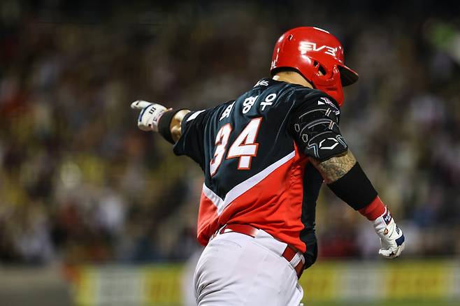 최형우가 21일 대전 한화전에서 9회초 역전 스리런포를 터트린 뒤 세리머니하고 있다. KIA 제공