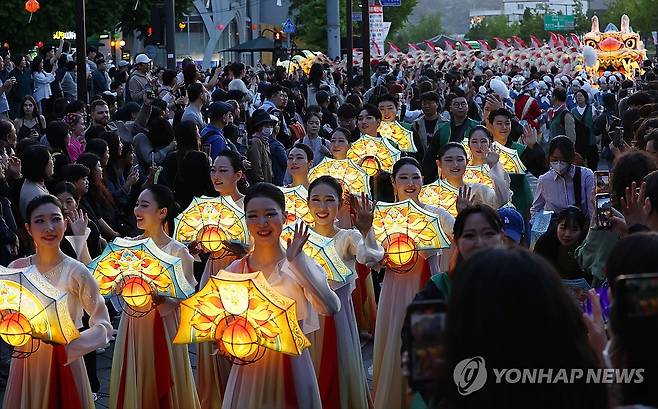 '부처님 오신 날' 맞아 거리 밝히는 연등행렬 (서울=연합뉴스) 윤동진 기자 = 12일 서울 종로구 조계사앞사거리 일대에 연등행렬이 이어지고 있다. 2024.5.12 mon@yna.co.kr