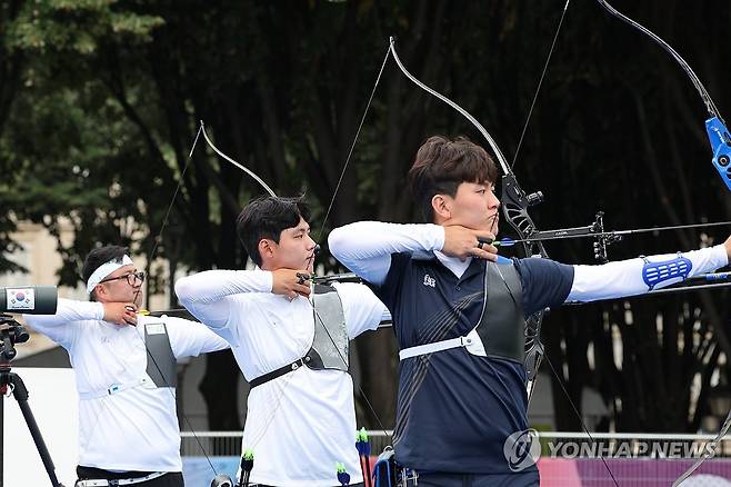 양궁 대표팀, 훈련 돌입 (파리=연합뉴스) 임화영 기자 = 2024 파리올림픽에 출전하는 양궁 대표팀 선수들이 21일 오전 프랑스 파리 레쟁발리드에 마련된 양궁 경기장에서 훈련하고 있다. 왼쪽부터 김우진, 이우석, 김제덕. 2024.7.21 hwayoung7@yna.co.kr