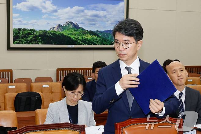 김완섭 환경부 장관 후보자가 22일 오전 서울 여의도 국회 환경노동위원회에서 열린 인사청문회에서 선서를 위해 단상으로 향하고 있다. 2024.7.22/뉴스1 ⓒ News1 안은나 기자