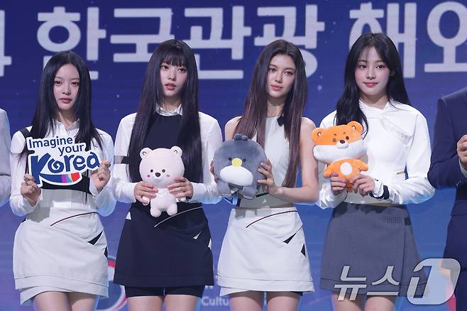 그룹 뉴진스(NewJeans)가 11일 서울 용산구 그랜드하얏트호텔에서 2024년 한국관광 명예홍보대사에 위촉된 후 기념촬영을 하고 있다. (공동취재) 2024.7.11/뉴스1 ⓒ News1 오대일 기자