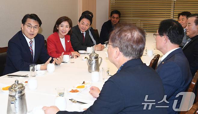 윤상현(왼쪽부터), 나경원, 원희룡 국민의힘 당대표 후보가 22일 오후 서울 여의도의 한 식당에서 '패스트트랙 재판'에 연루된 전·현직 의원들과 만찬 회동을 하고 있다. (나경원 캠프 제공) 2024.7.22/뉴스1