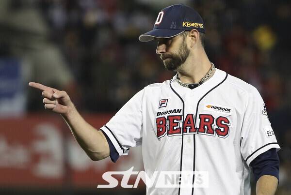 30일 오후 서울 송파구 잠실야구장에서 열린 '2017 타이어뱅크 KBO 포스트시즌 한국시리즈 5차전' KIA 타이거즈와 두산 베어스의 경기, 2회초 KIA 공격 1사 2사 1,2루 상황을 무실점으로 막은 두산 니퍼트가 더그아웃으로 들어가며 기뻐하고 있다. 사진┃뉴시스