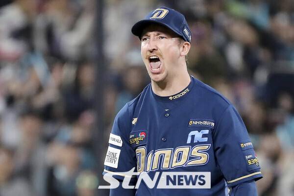 30일 수원 KT위즈파크에서 열린 2023 프로야구 플레이오프 NC 다이노스와 kt 위즈의 1차전 경기, 5회말 2사 1,2루에서 NC 페디가 kt 김상수를 삼진 아웃으로 잡고 포효하고 있다. 사진┃뉴시스