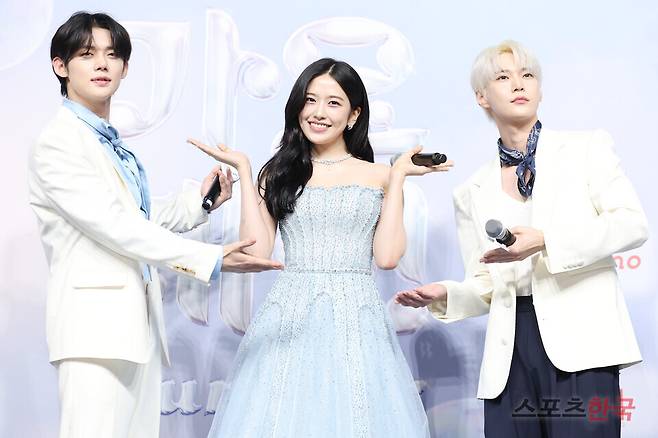 '2024 SBS 가요대전 Summer' 블루카펫 행사에 참석한 MC 투모로우바이투게더 연준, 아이브 안유진, NCT 도영. ⓒ이혜영 기자 lhy@hankooki.com