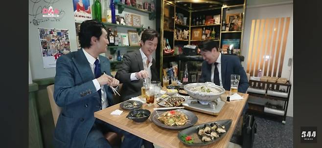 마츠다 부장의 유튜브 '오사카에 사는 사람들'에 출연한 배우 신현준과 정준호. 건축가 유현준, 코미디언 김대희 등 한국의 연예인들이 "마부장과 한잔 하러" 오사카로 날아갔다. /유튜브 캡처