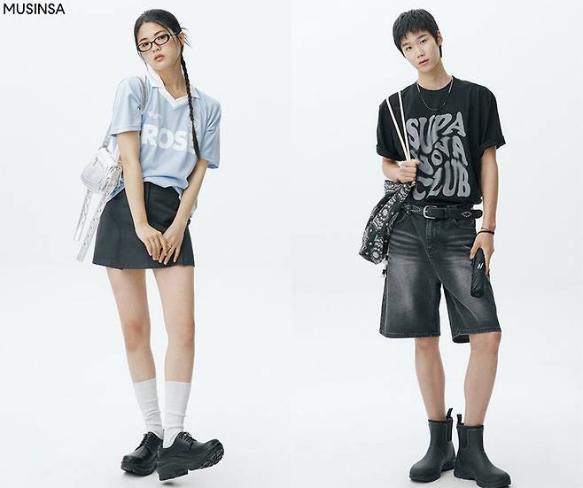 축구 유니폼을 입은 여성 모델과 레인부츠를 신은 남성 모델. 패션업계에 따르면 여름철 폭염과 폭우가 교차하는 가운데 양산과 레인부츠를 찾는 남성들이 늘고 있다. 무신사 홈폐이지 캡처