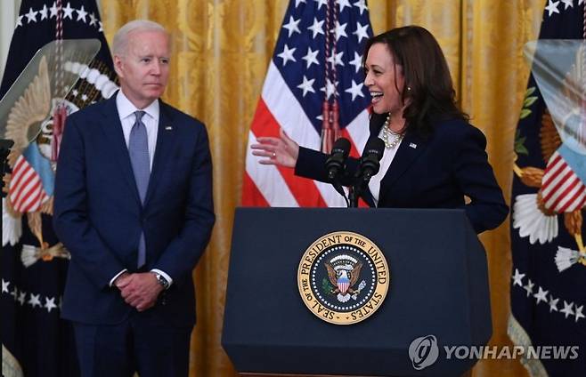 조 바이든 미국 대통령이 대선을 107일 앞둔 21일(현지시간) 민주당 대선 후보직 전격 사퇴를 발표했다. 바이든 대통령은 러닝메이트인 카멀라 해리스 부통령을 당 대선 후보로 지지한다는 입장을 밝혔다. 사진은 2021년 6월 백악관에서 해리스 부통령의 연설 장면을 지켜보는 바이든 대통령의 모습. AFP연합뉴스