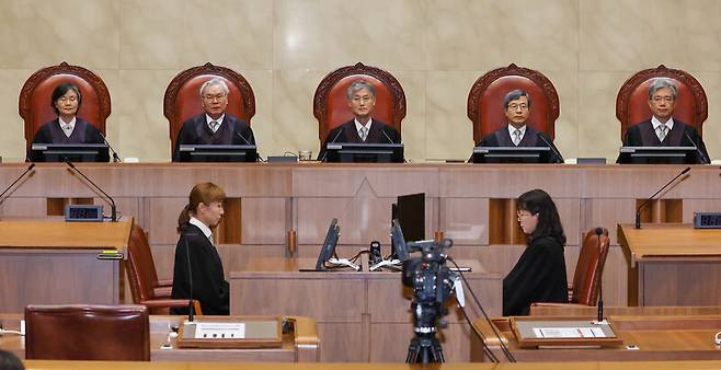 대법관들이 지난 18일 오후 서울 서초구 대법원에서 열린 전원합의체 선고에서 자리에 앉아 있다. 이날 대법원은 동성 동반자의 건강보험 피부양자 자격과 관련해 소성욱씨가 국민건강보험공단을 상대로 제기한 보험료 부과 처분 취소 소송에서 원심의 원고 승소 판결을 유지했다. 연합뉴스