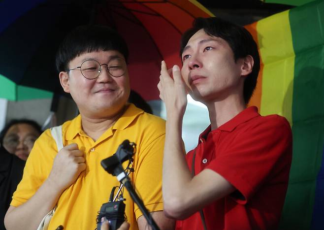 ‘동성 동반자’의 건강보험 피부양자 자격과 관련해 국민건강보험공단을 상대로 제기한 보험료 부과 처분 취소 소송에서 승소한 소성욱씨와 김용민씨(오른쪽) 부부가 지난 18일 재판이 열린 서울 서초구 대법원 앞에서 소감을 밝히고 있다. 연합뉴스