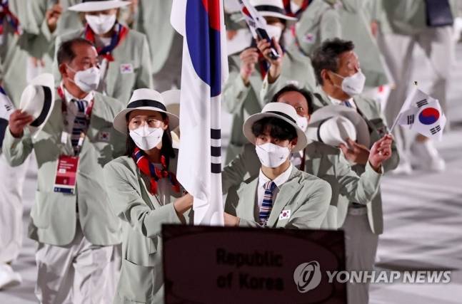 [올림픽] 대한민국 기수는 김연경, 황선우(도쿄=연합뉴스) 류영석 기자 = 23일 일본 도쿄 신주쿠 국립경기장에서 열린 2020 도쿄올림픽 개막식.대한민국 선수단이 입장하고 있다. 기수는 김연경과 황선우. 2021.7.23 ondol@yna.co.kr