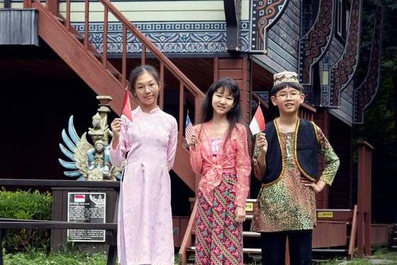 정하은(서울 당현초 6) 학생기자·장아원(경기도 위례푸른초 6) 학생모델·이서준(경기도 평촌초 6·왼쪽부터) 학생기자가 동남아국가연합 '아세안(ASEAN)'에 대해 알아봤다.