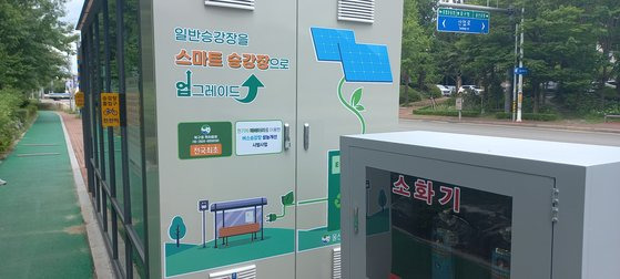 울산 북구에 설치된 시내버스 스마트 승강장. 승강장 옆에 설치된 판넬 안에 코나 폐배터리가 장착돼 있다. 승강장 지붕엔 배터리 충정을 위한 태양광 시설이 별도로 마련돼 있다. 사진 울산 북구