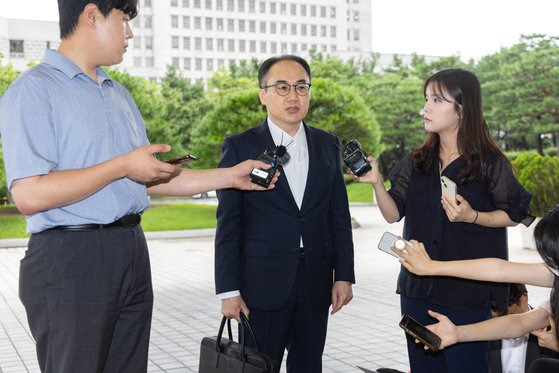 이원석 검찰총장이 22일 오전 서울 서초구 대검찰청으로 출근하며 취재진의 질문에 답변했다. 도이치모터스 주가조작, 명품가방 수수 의혹을 받고 있는 김건희 여사를 조사하는 서울중앙지방검찰청이 20일 검찰 청사가 아닌 제3의 장소에서 비공개 조사하는 과정에서 이원석 검찰총장에게 사후보고해 논란이 됐다. 뉴시스