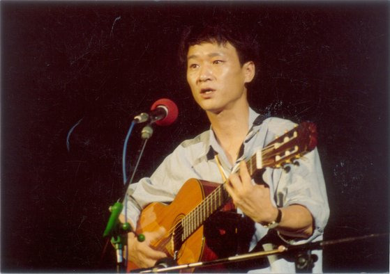 김민기 학전 대표의 옛날 모습. 사진 학전