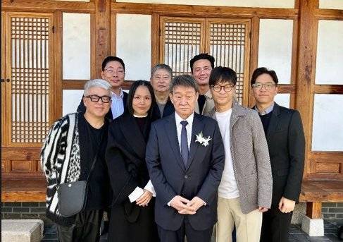 생전 김민기(가운데)와 후배 연예인들. 사진 이적 인스타그램