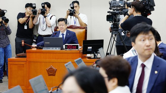 22일 오전 서울 여의도 국회 환경노동위원회에서 열린 김완섭 환경부 장관 후보자 인사청문회에서 안호영 환노위원장이 의사봉을 두드리고 있다. 뉴스1