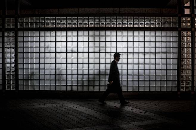 일본 한 회사원이 퇴근하는 모습. Gettyimages/이매진스