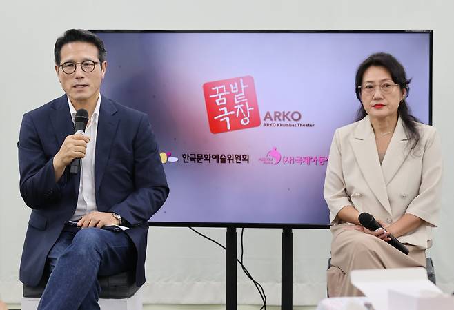 Chairperson Choung Byoung-gug (left) of the Arts Council Korea and Assitej Korea’s director Bang Ji-young attend a press conference at the Arko Kkumbat Theater in Daehangno on Thursday. (Yonhap)