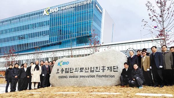 윤여표(원 안) 전 충북대 총장이 오송첨단의료산업진흥재단 이사장 재임 시절 직원들과 함께 기념촬영을 하고 있다.   윤 전 총장 제공