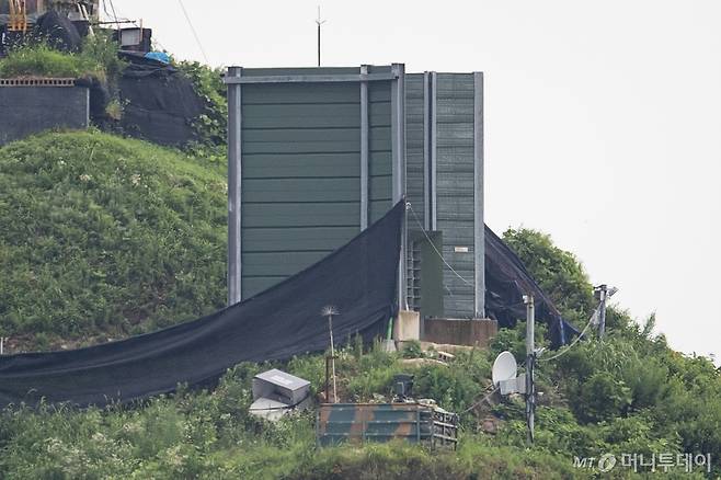 지난 21일 북한의 대남 오물풍선 살포에 대응해 경기 파주시 접경지역 우리측 초소에 설치된 대북확성기를 통해 대북방송이 나오고 있다. / 사진=뉴스1