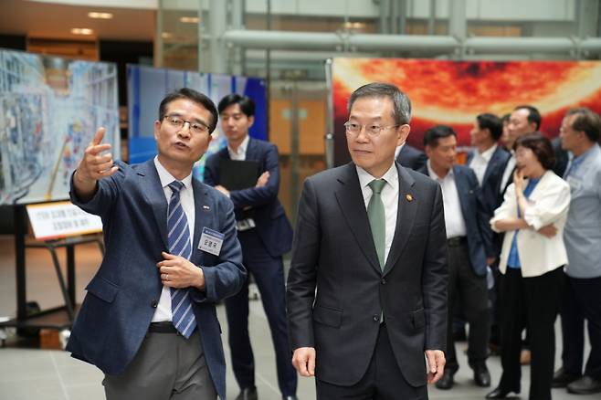 이종호 과기정통부 장관이 22일 한국핵융합에너지연구원에서 연구 현황에 대한 설명을 듣고 있다. /사진=한국핵융합에너지연구원