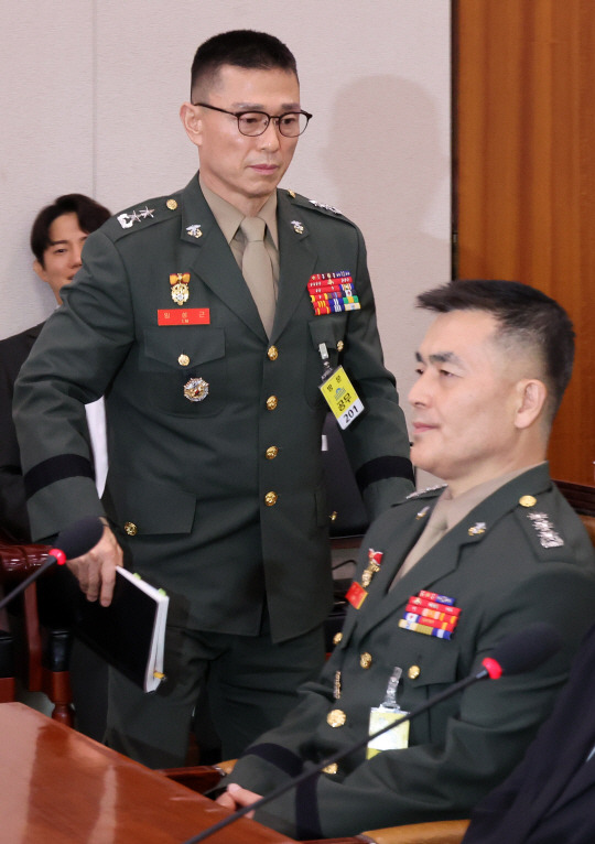 임성근(왼쪽) 전 해병대 1사단장이 지난 19일 서울 여의도 국회에서 열린 제3차 법제사법위원회 윤석열 대통령 탄핵소추안 즉각 발의 요청에 관한 청원 관련 청문회에서 선서 거부 이유를 설명한 뒤 자리로 돌아가고 있다. 오른쪽은 박정훈 전 해병대 수사단장. 뉴시스 제공