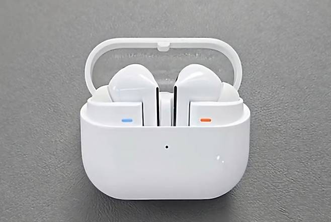 갤럭시 버즈3 프로의 양쪽 이어버드 길이가 다른 모습. [유튜브 주연 갈무리]