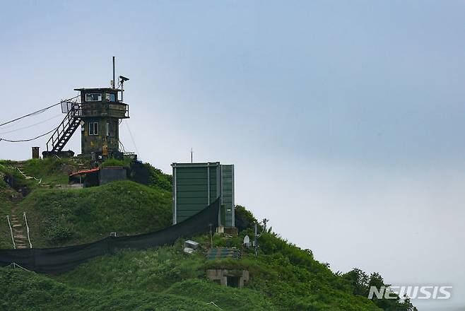 [파주=뉴시스] 김근수 기자 = 국방부가 북한의 오물풍선에 대응하기 위해 대북방송을 재개한 21일 경기 파주 접경지역에 고정형 대북확성기로 추정되는 구조물이 설치돼 있다. 2024.07.21. ks@newsis.com
