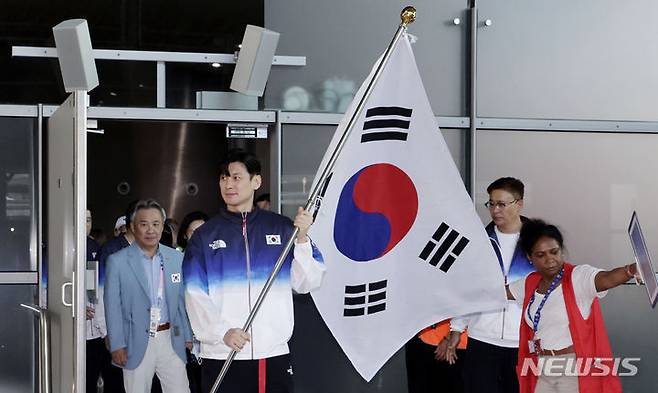 [파리=뉴시스] 최동준 기자 = 2024 파리올림픽에 출전하는 한국 선수단 기수 구본길을 비롯한 선수단 본진, 이기흥 대한체육회장이 20일(현지시각) 프랑스 파리 샤를 드골 공항을 통해 입국하고 있다. 2024.07.20. photocdj@newsis.com