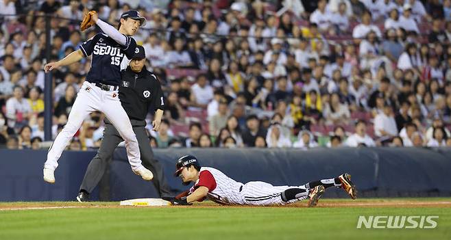 [서울=뉴시스] 추상철 기자 = 21일 오후 서울 송파구 잠실야구장에서 열린 2024 KBO리그 두산 베어스와 LG 트윈스의 경기, 8회말 2사 주자 2루 상황에서 LG 김범석 타석 때 박해민이 400도루를 성공시키고 있다. 2024.07.21. scchoo@newsis.com